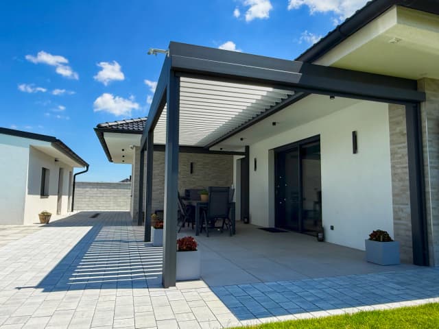 Bioklimatická pergola v Klatovech – pohled na pergolu z boku 3