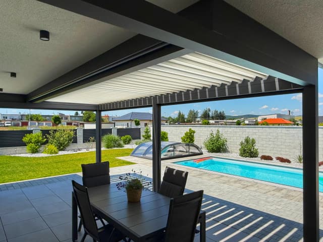Bioklimatická pergola v Klatovech – detail posezení 1