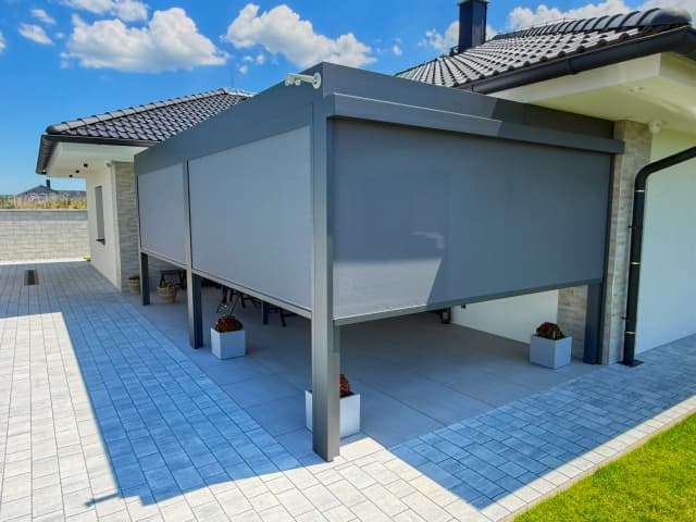 Bioklimatická pergola v Klatovech – screenové stínění 1
