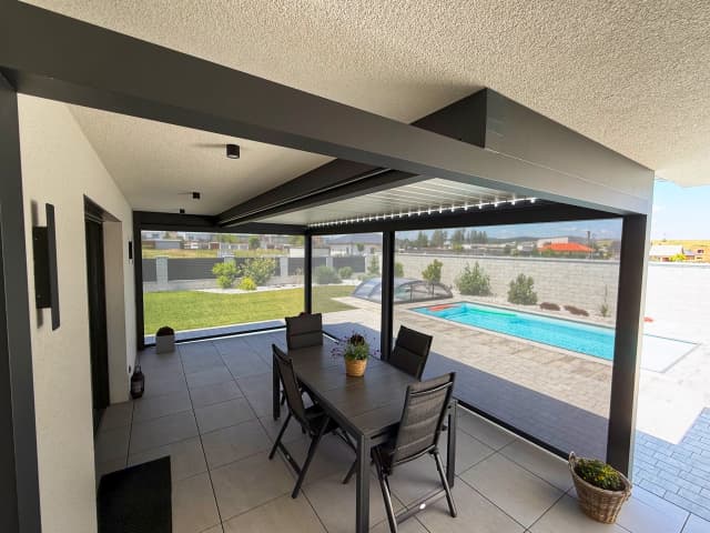 Bioklimatická pergola v Klatovech – screenové stínění 2