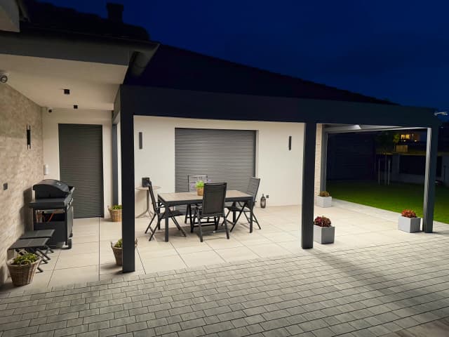 Večerní bioklimatická pergola v Klatovech – pohled 2