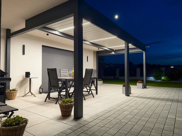 Večerní bioklimatická pergola v Klatovech – pohled 3