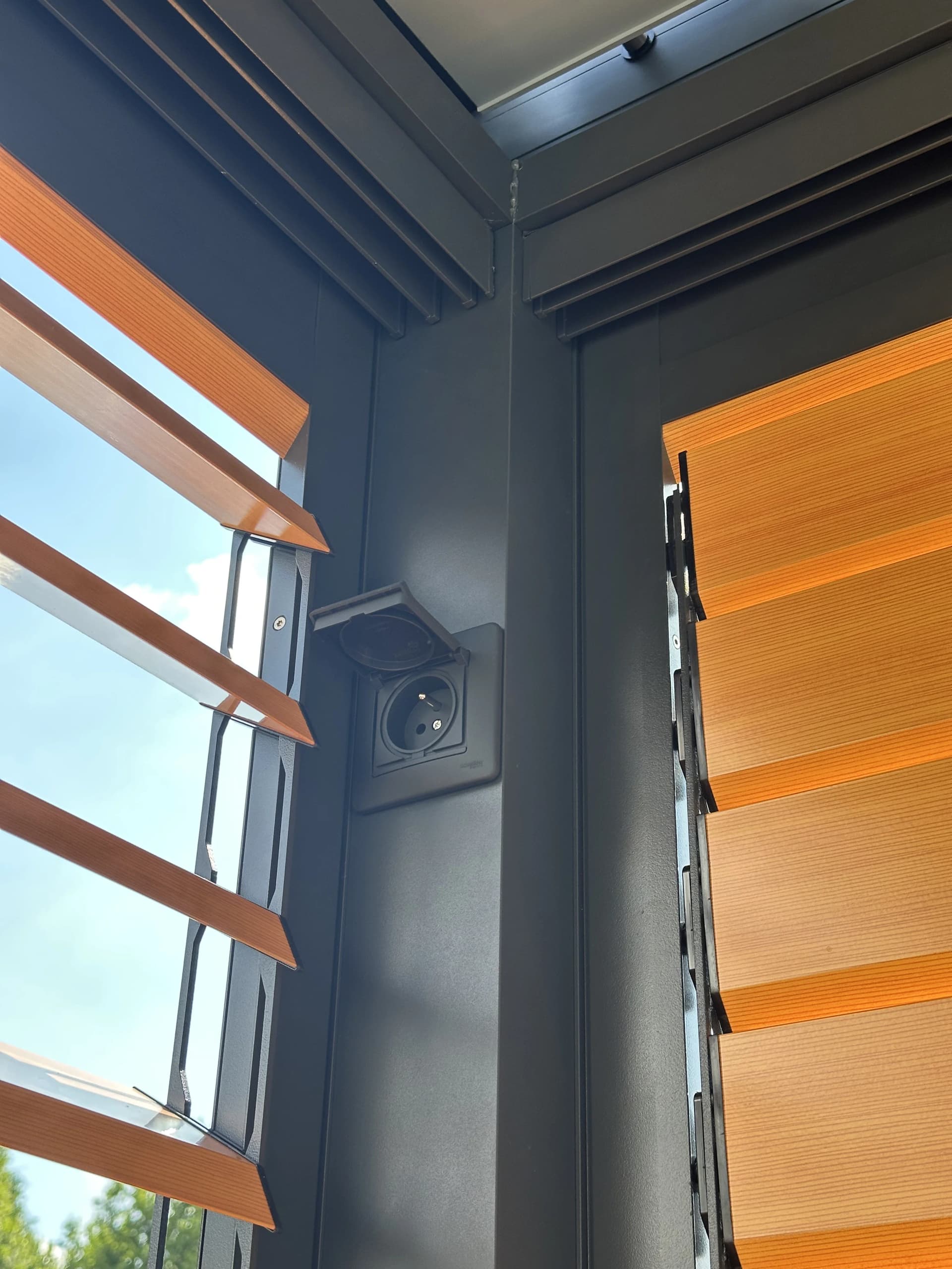 Integrovaná elektrická zásuvka ve stojně bioklimatické pergoly