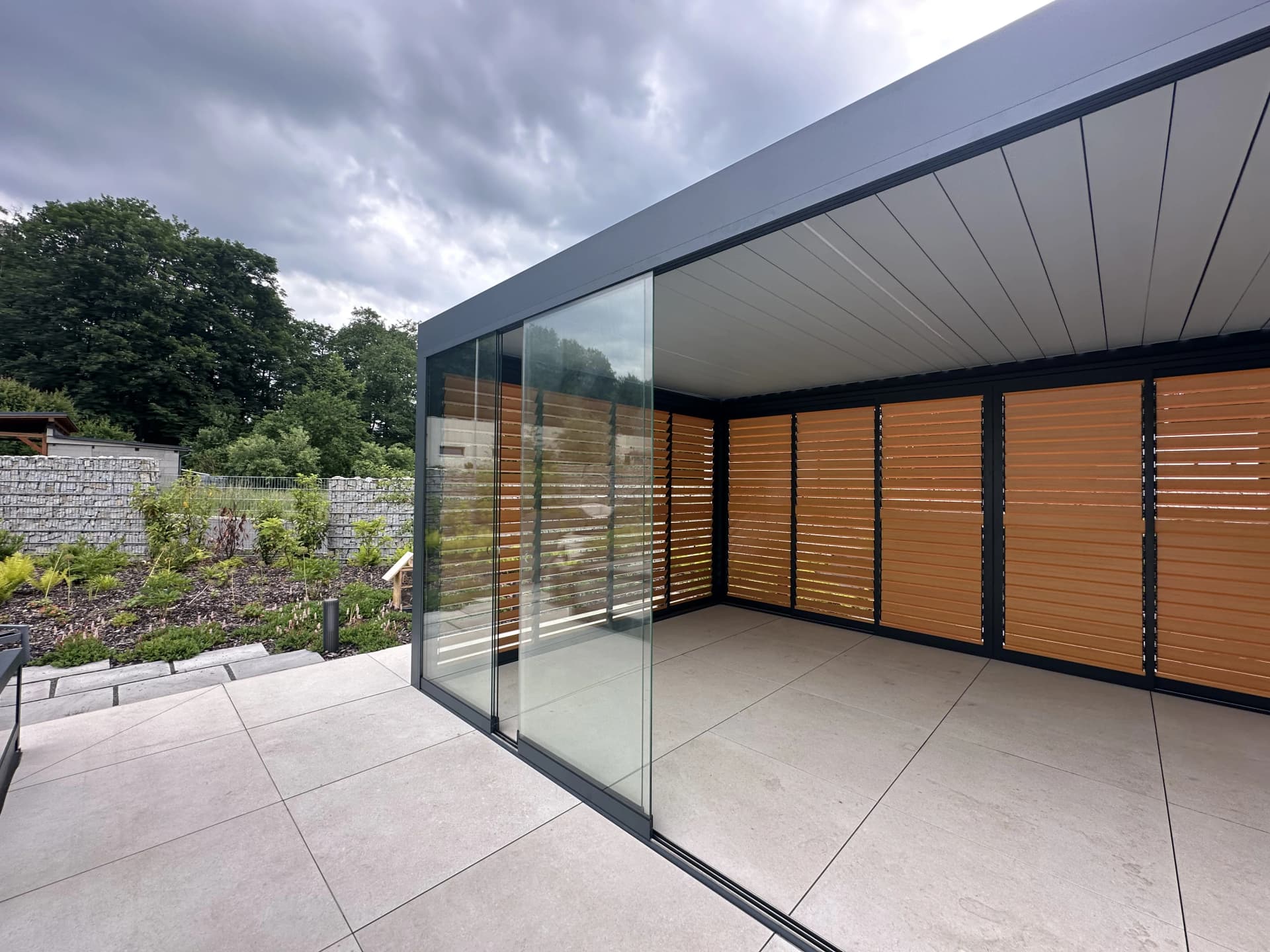 Samonosná bioklimatická pergola 6 × 4 m u rodinného domu