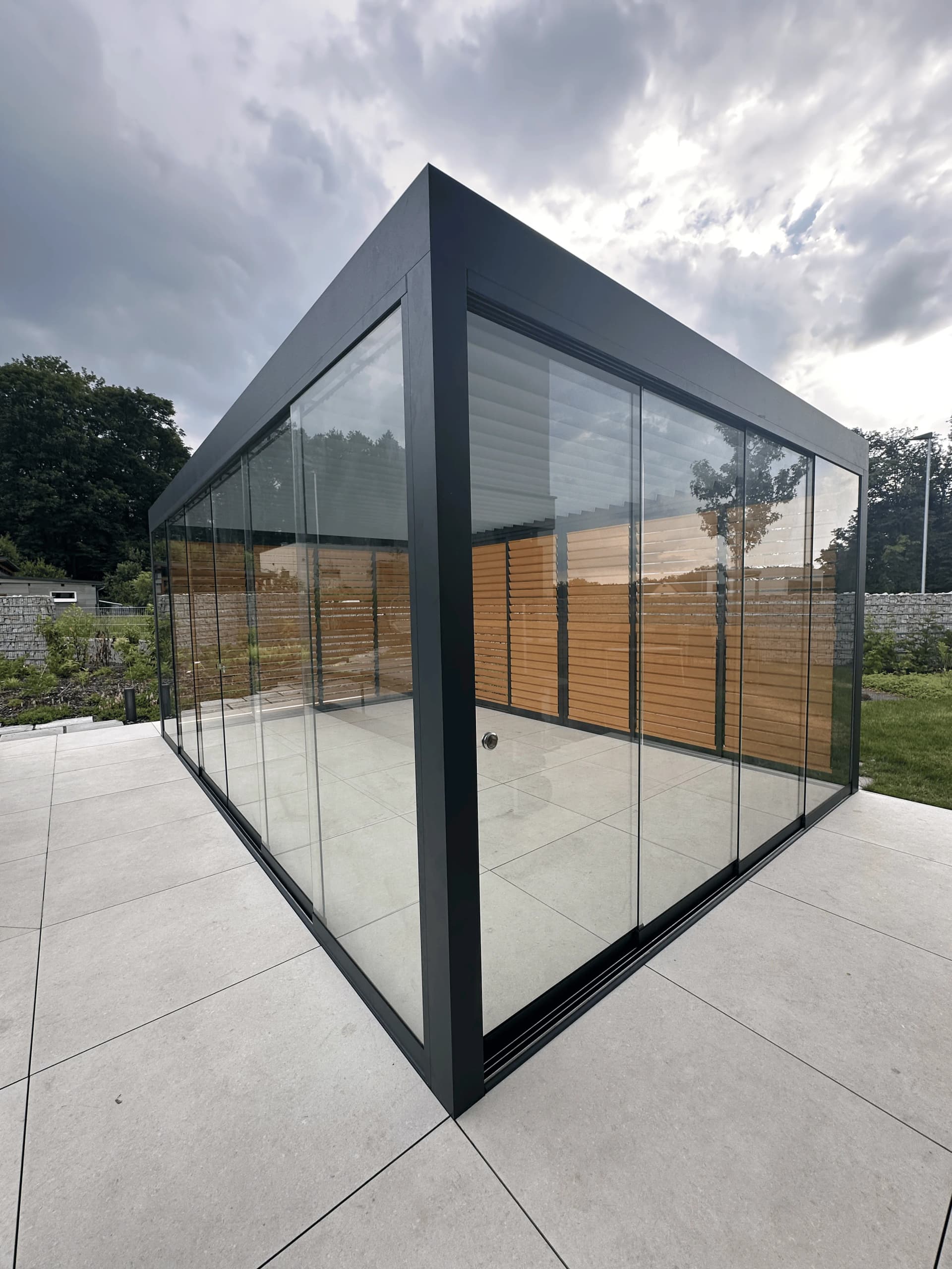 Moderní samonosná pergola s bezrámovým zasklením