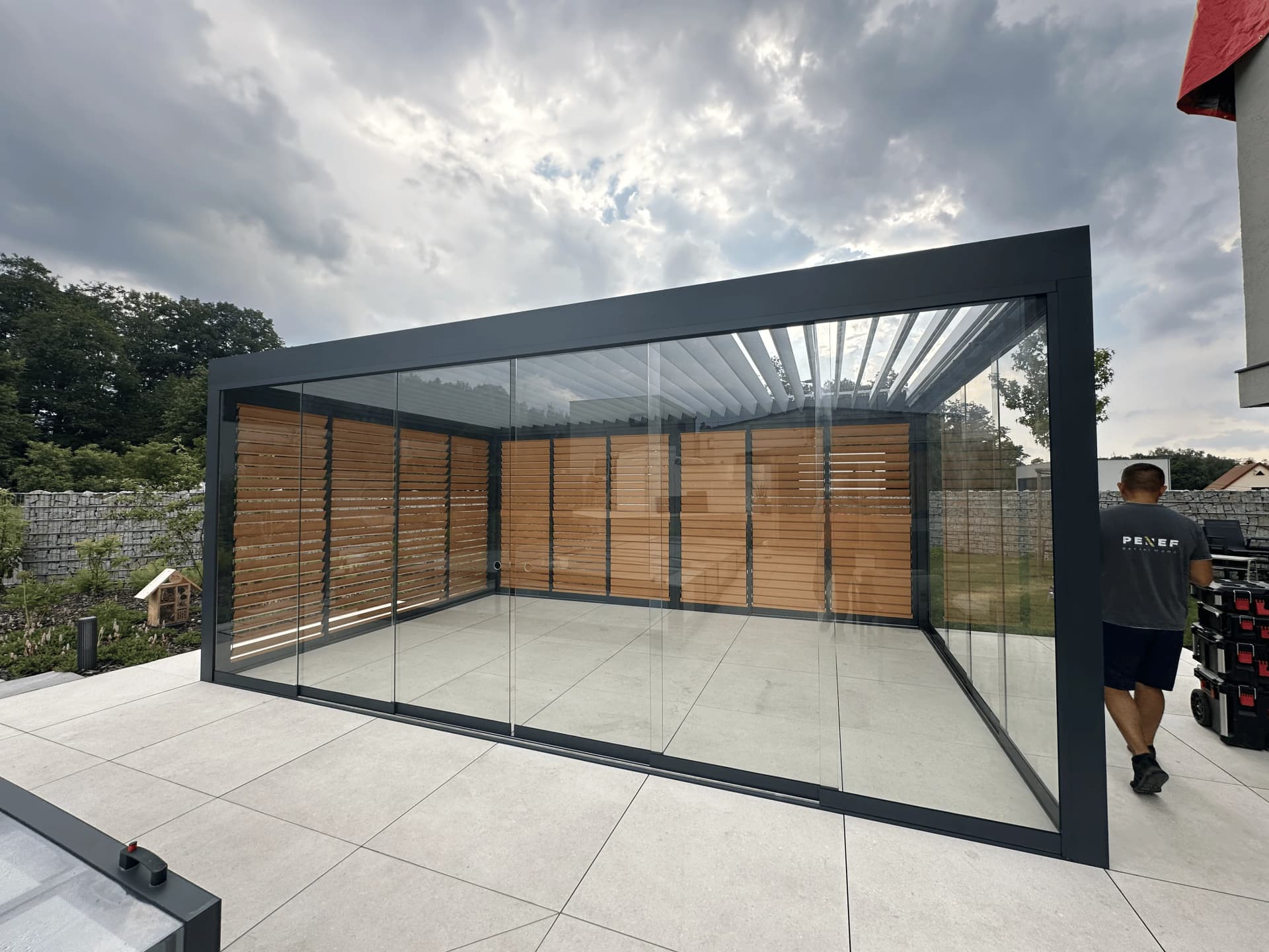 Samonosná pergola s dřevodekorovými slunolamy na terase