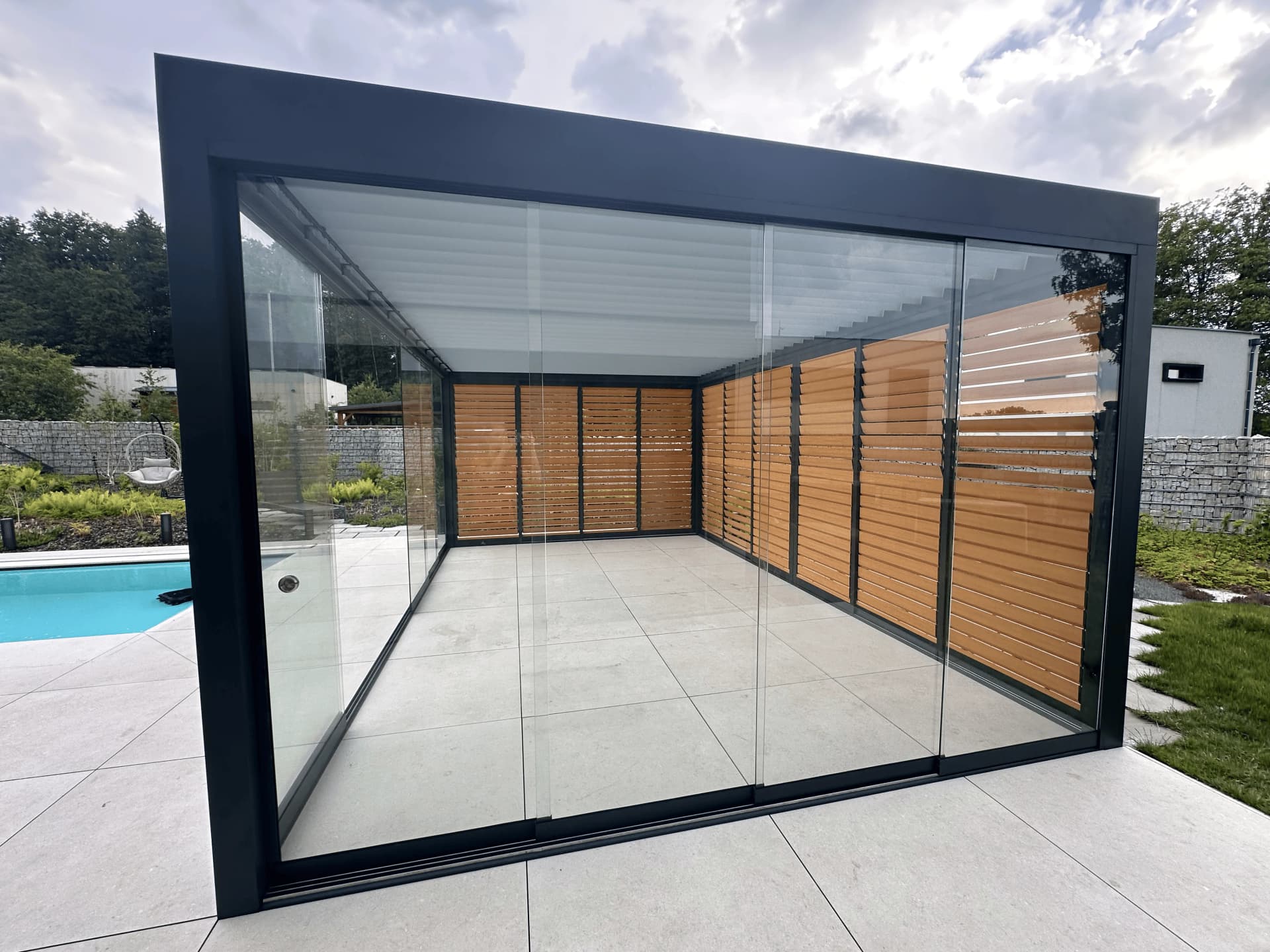 Pergola 6 × 4 m s posuvným zasklením vedle bazénu
