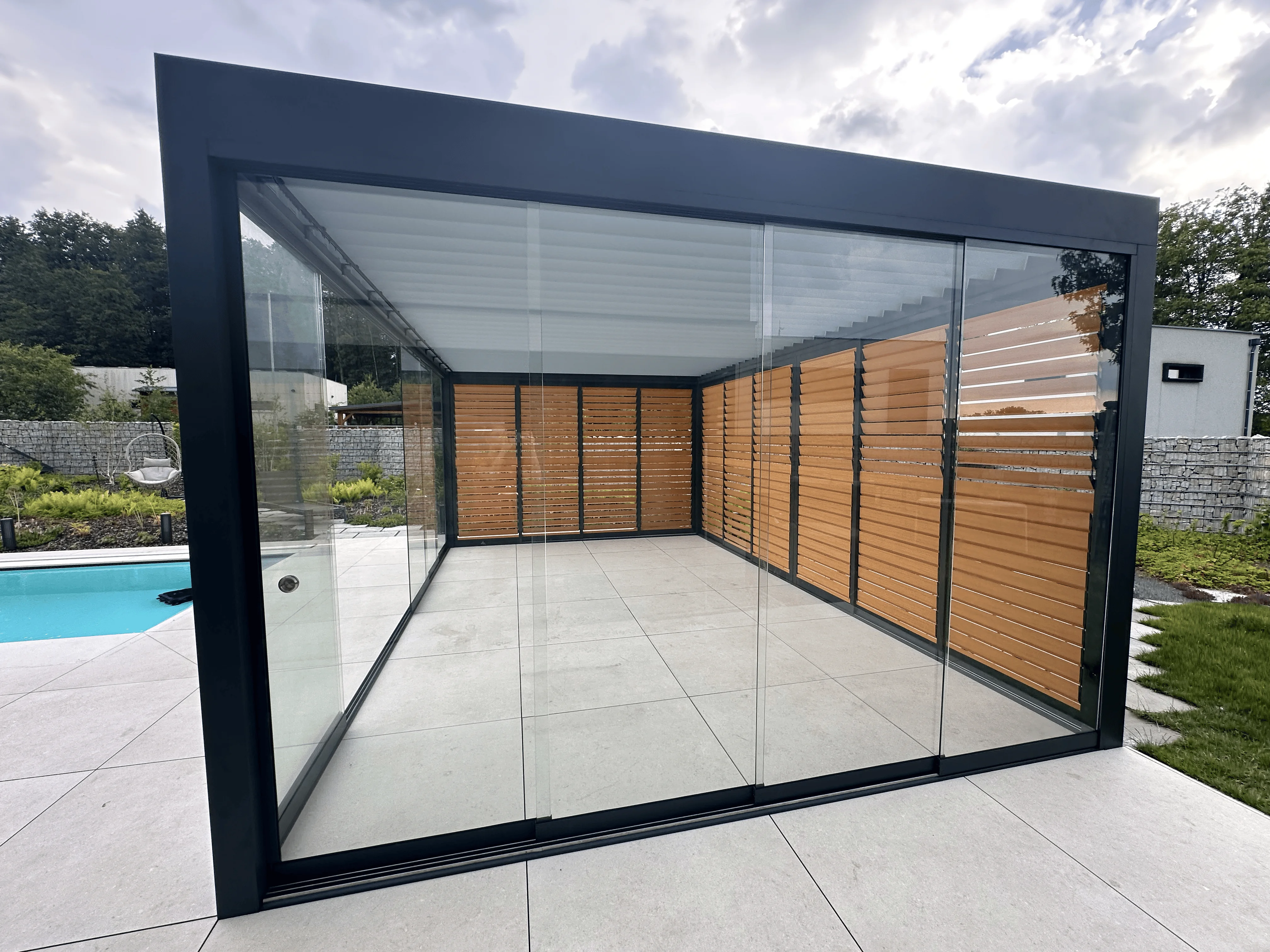 Pergola 6 × 4 m s posuvným zasklením vedle bazénu