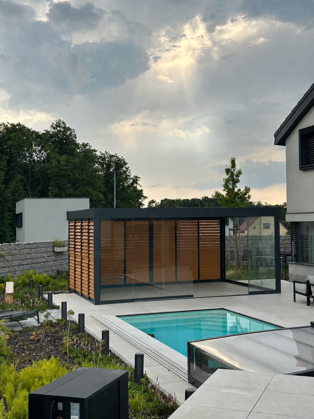 Bioklimatická pergola se slunolamy u bazénu v Havířově
