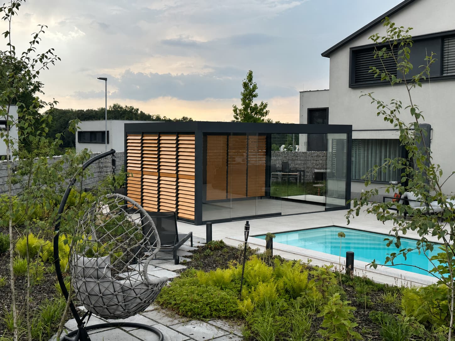 Bioklimatická pergola PENEF s LED osvětlením večer