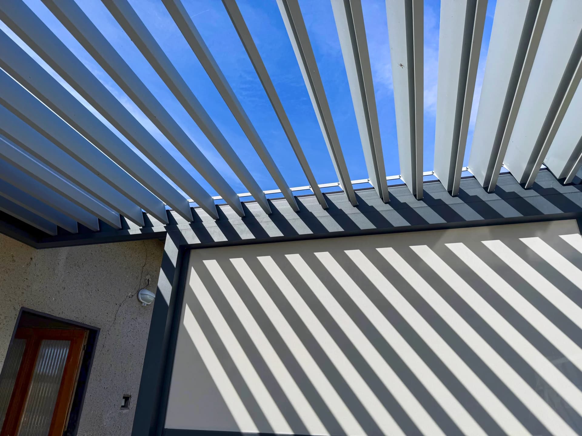 Detail otočných lamel a zastínění terasy