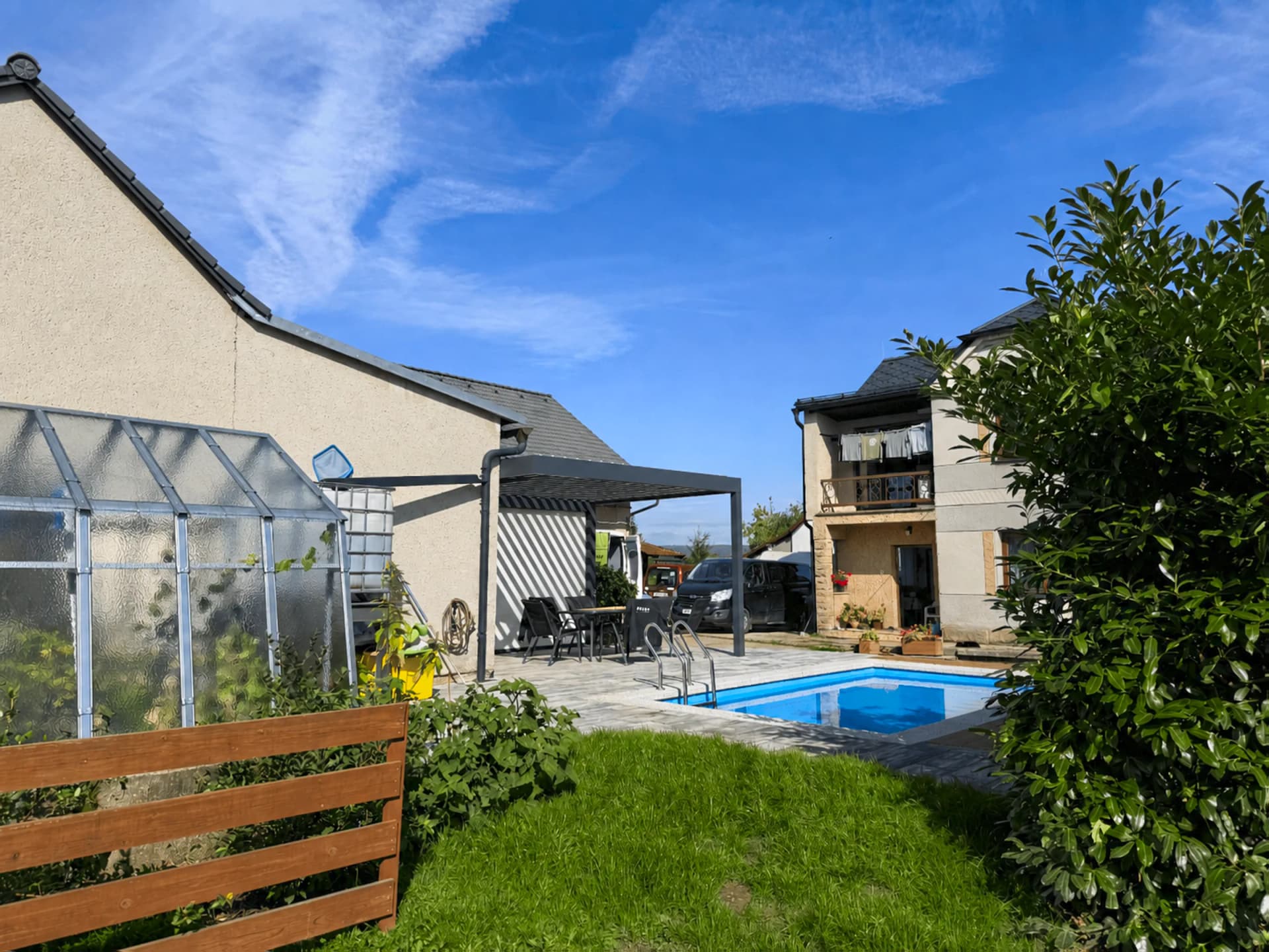 Bioklimatická pergola a terasa u bazénu