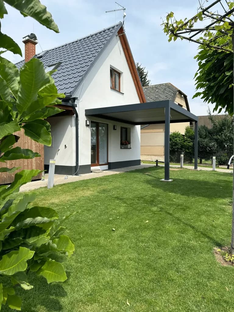 Bioklimatická pergola PENEF se screenovou roletou
