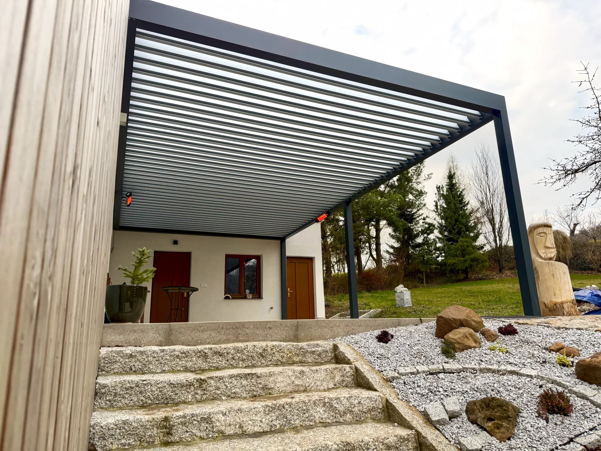Otevřené lamely nad zastřešenou terasou