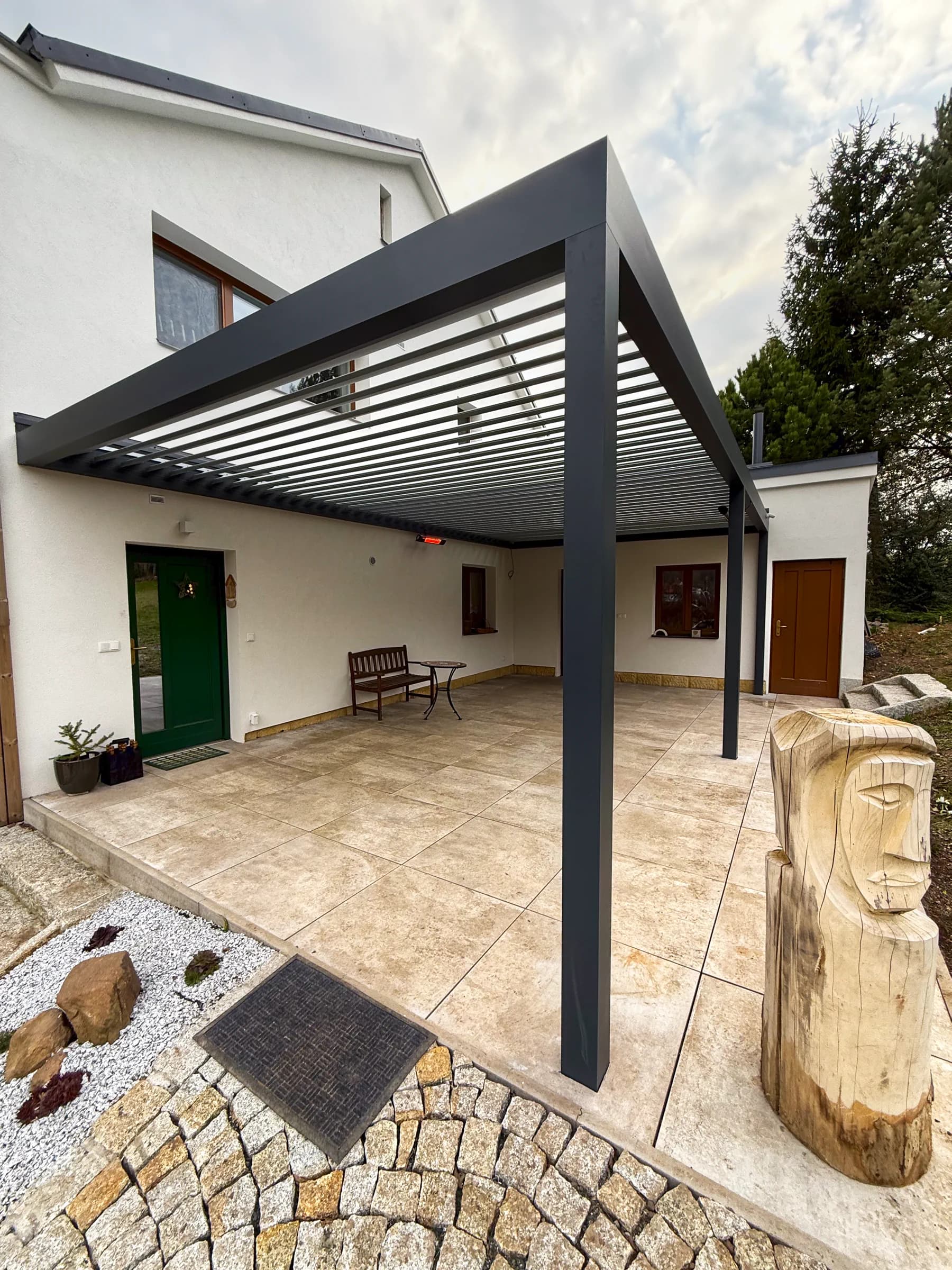 Bioklimatická pergola kotvená ke stěnám domu