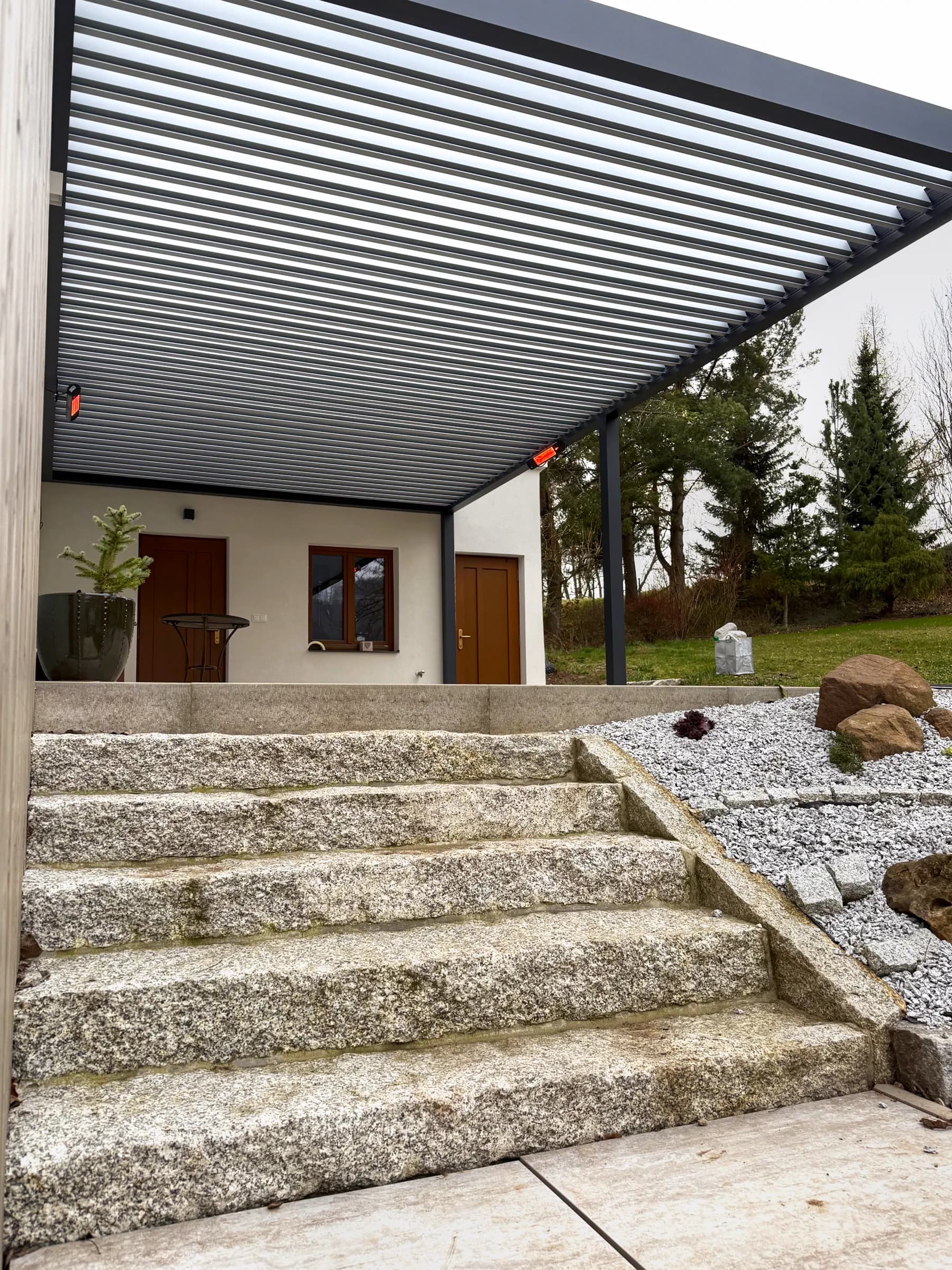 Uzavřená střecha se zapnutým LED osvětlením