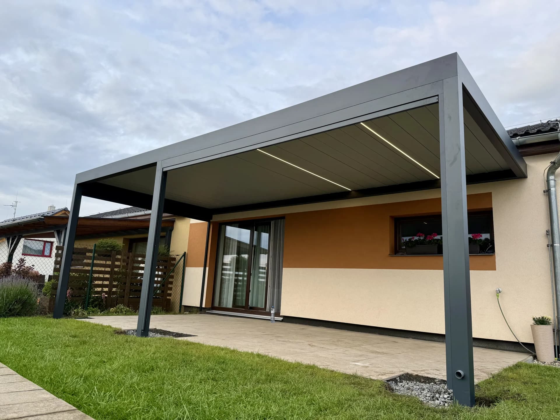 Bioklimatická pergola u rodinného domu v Odolené Vodě