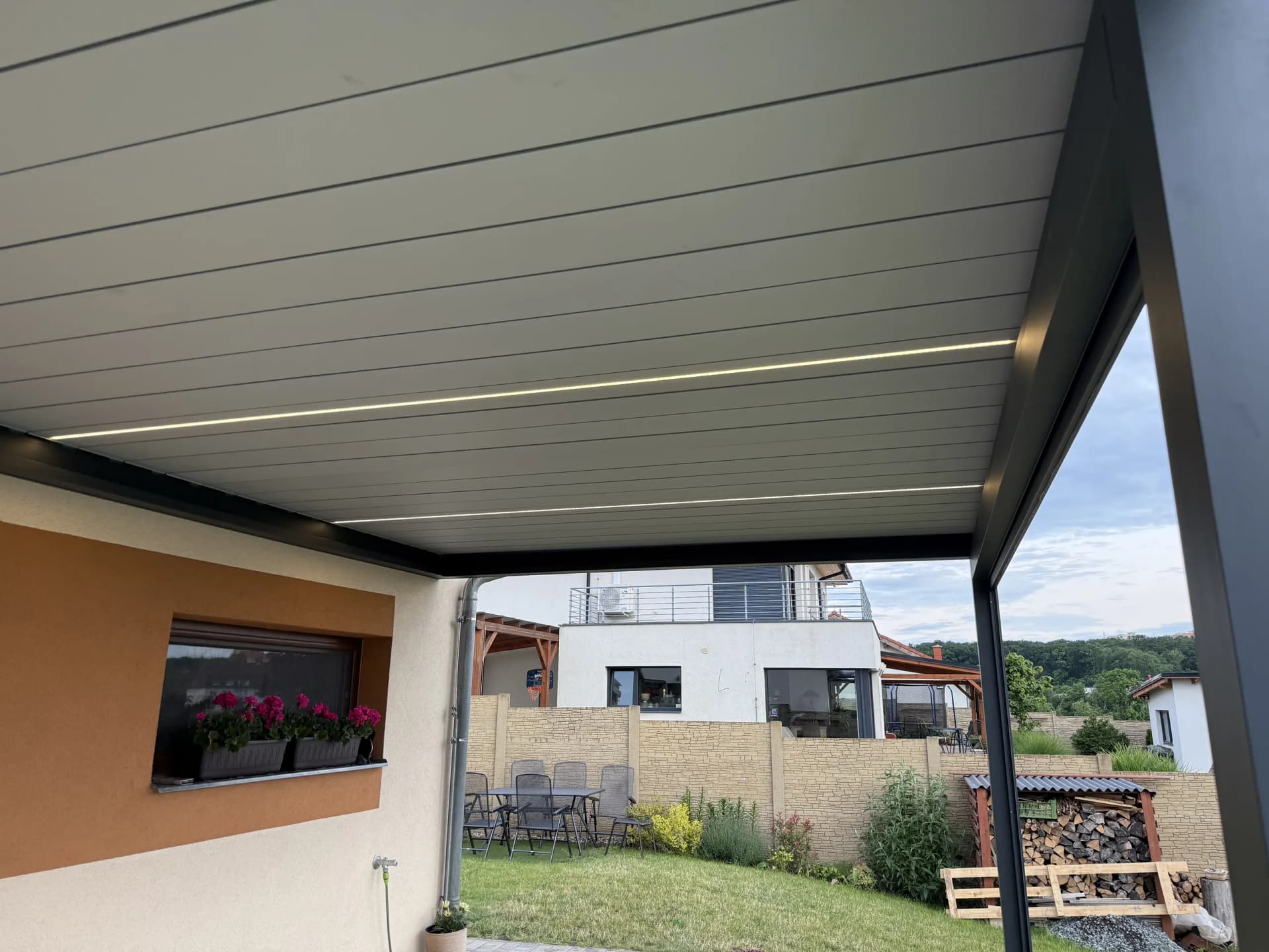Zapnuté LED osvětlení v uzavřené střeše