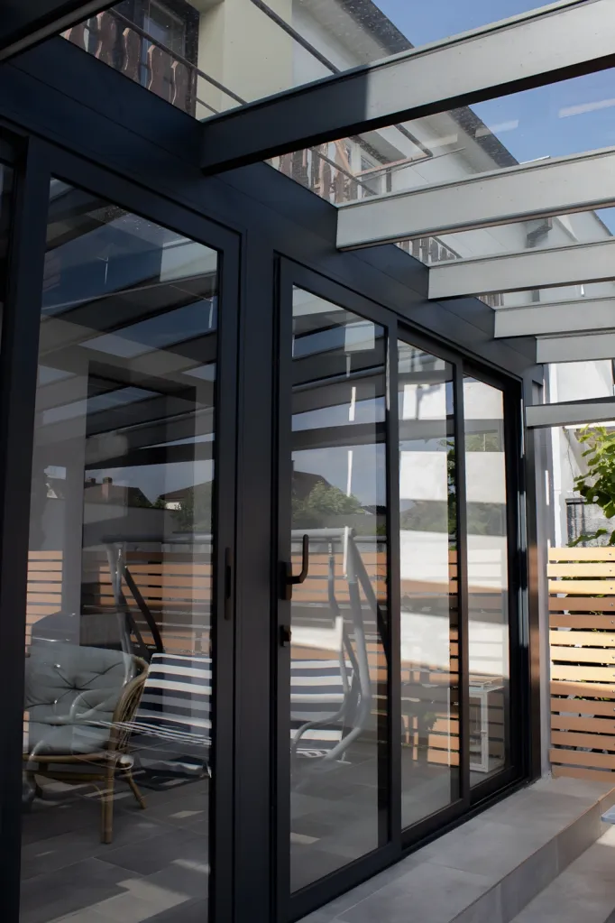 Renovace sezónní zimní zahrady - montáž pergoly