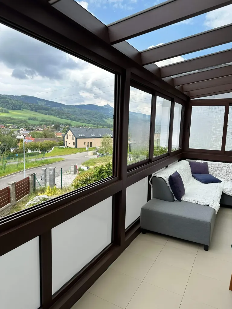 Sezónní zimní zahrada se screenovými roletami - detail 8