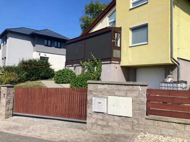 Sezónní zimní zahrada se screenovými roletami - detail 10