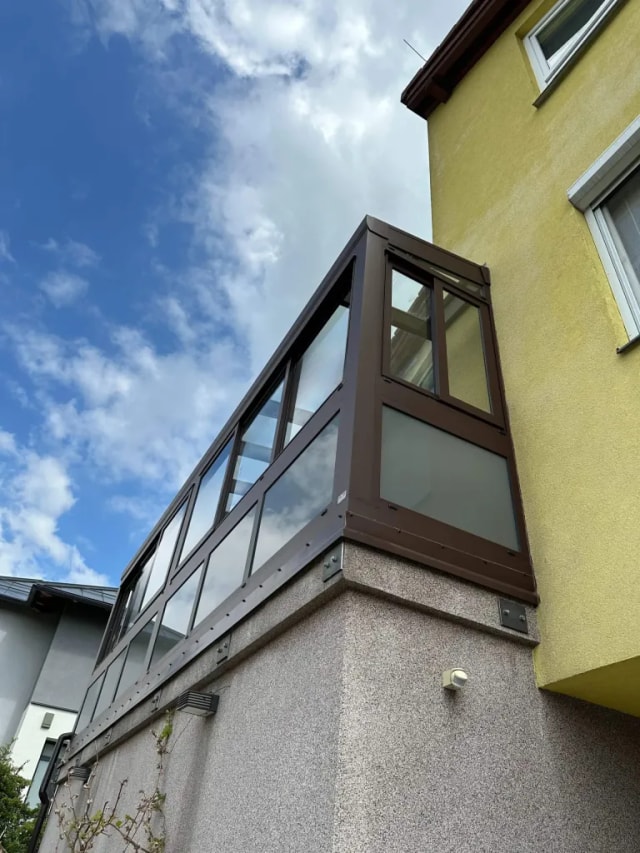 Sezónní zimní zahrada se screenovými roletami - pohled 3