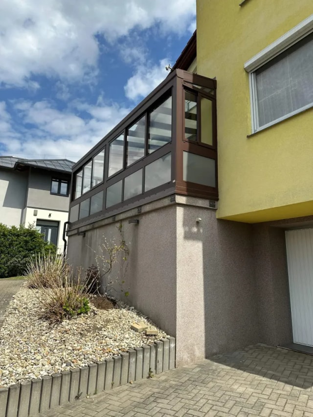 Sezónní zimní zahrada se screenovými roletami - pohled 4