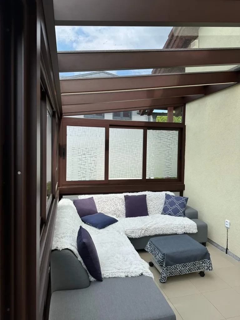 Sezónní zimní zahrada se screenovými roletami - detail 5