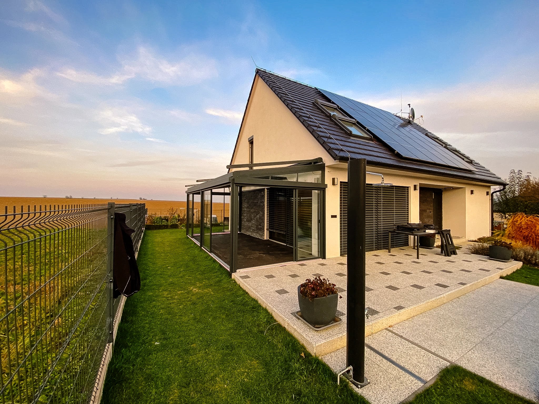 Realizace sezónní zimní zahrady se screenovými roletami