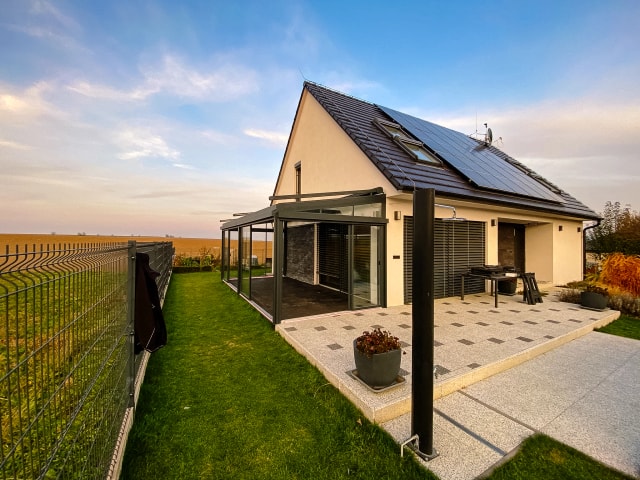 Sezónní zimní zahrada se screenovými roletami - pohled 1