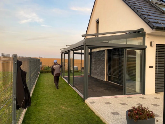 Sezónní zimní zahrada se screenovými roletami - pohled 2