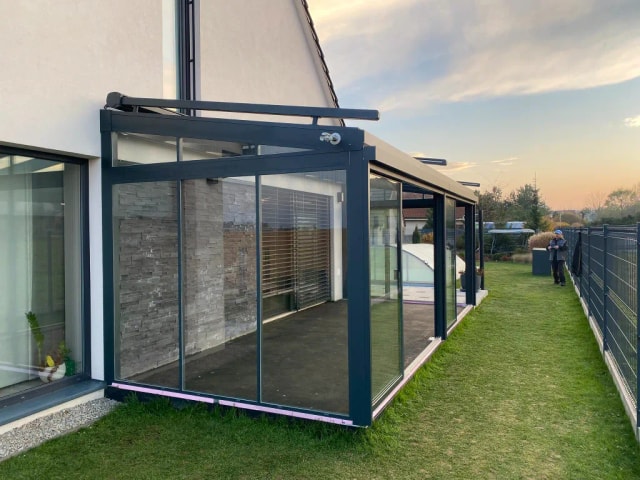 Sezónní zimní zahrada se screenovými roletami - detail 1