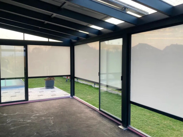 Sezónní zimní zahrada se screenovými roletami - detail 2