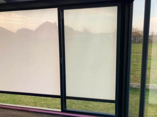 Sezónní zimní zahrada se screenovými roletami - detail 3