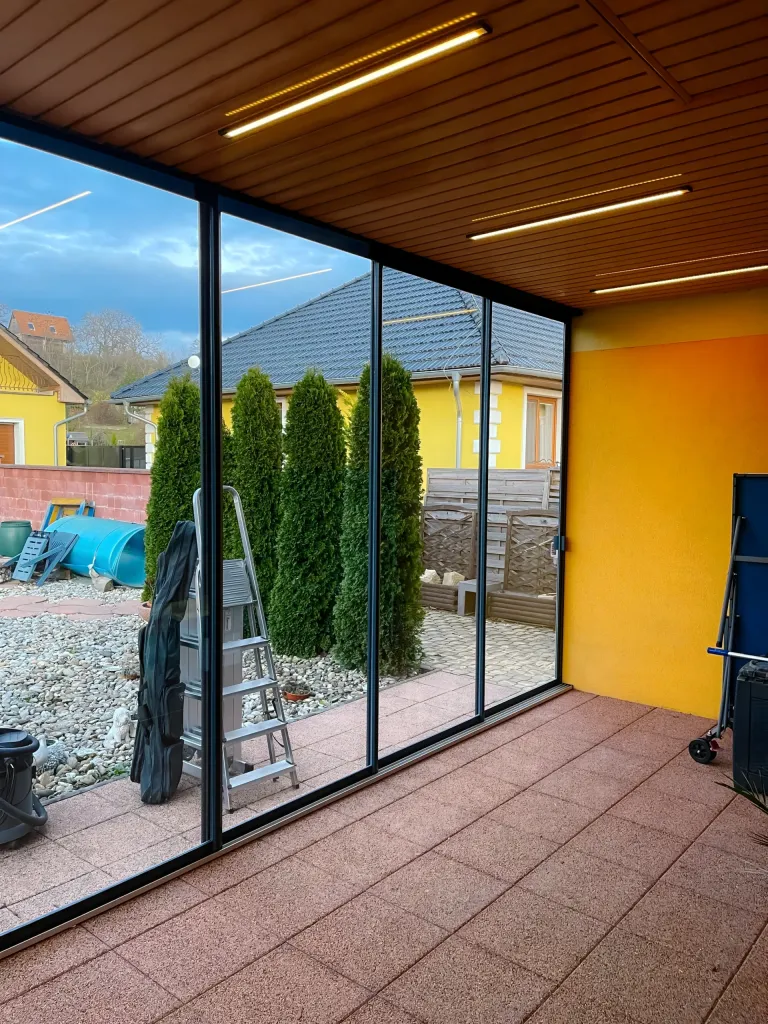 Posuvné hliníkové zasklení verandy - pohled 1